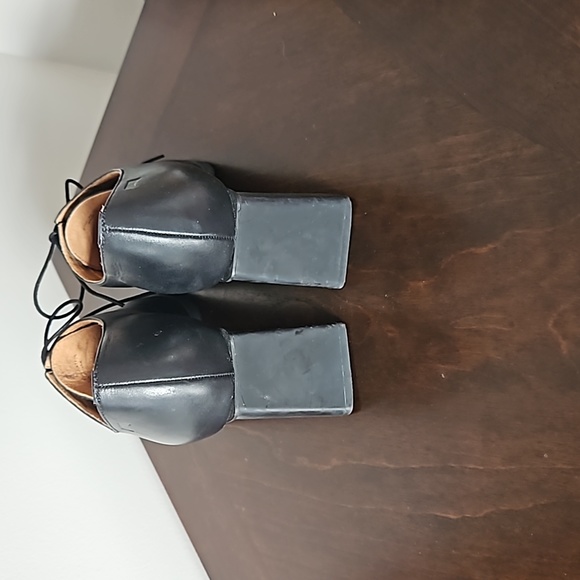 Heeled Oxford - Picture 3 of 3